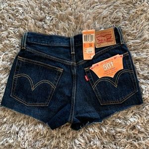 Levi’s 501 shorts, 24w